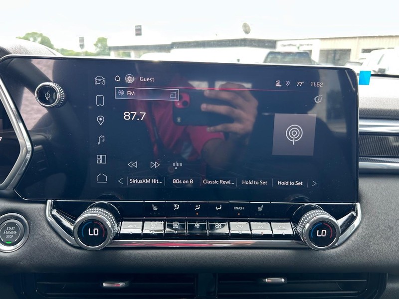 GMC Canyon Vehicle Full-screen Gallery Image 11