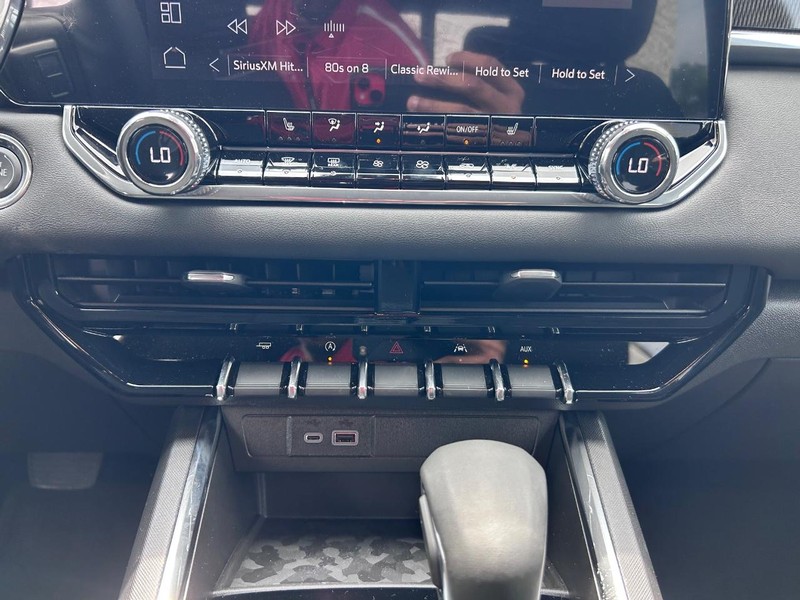 GMC Canyon Vehicle Full-screen Gallery Image 12