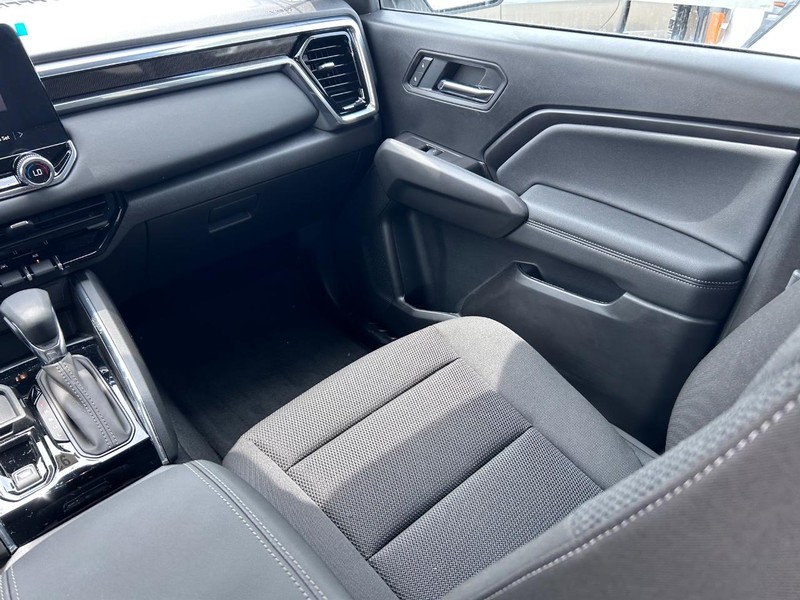 GMC Canyon Vehicle Full-screen Gallery Image 14