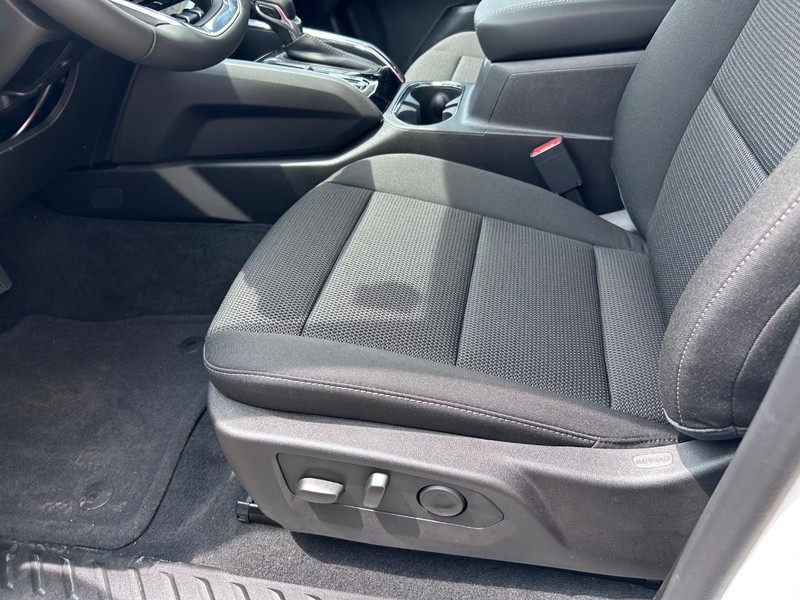 GMC Canyon Vehicle Full-screen Gallery Image 16