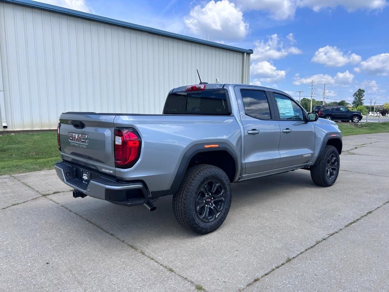 GMC Canyon Vehicle Full-screen Gallery Image 3