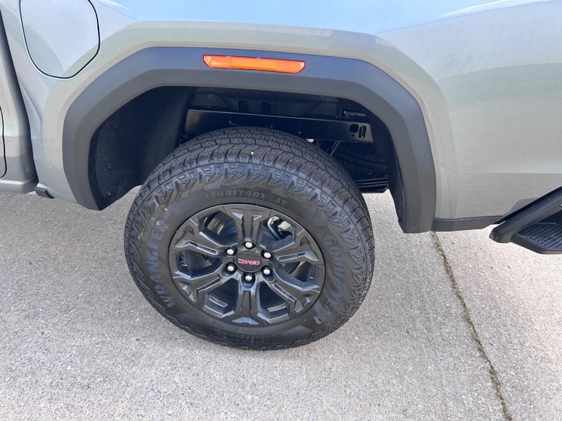 GMC Canyon Vehicle Full-screen Gallery Image 6