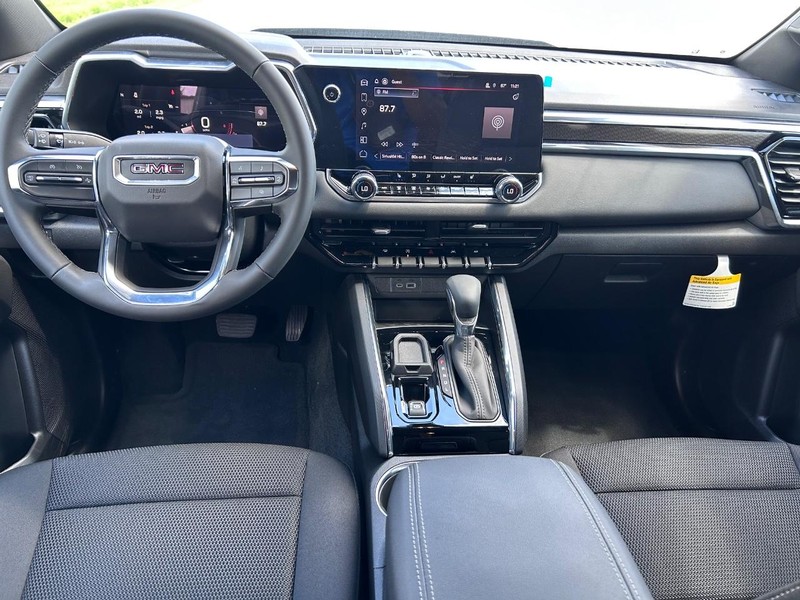 GMC Canyon Vehicle Full-screen Gallery Image 8