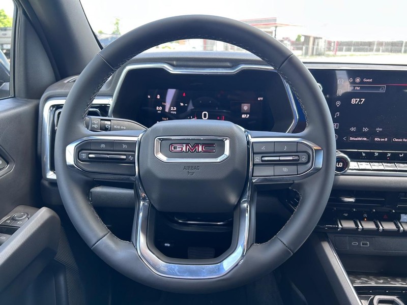 GMC Canyon Vehicle Full-screen Gallery Image 9