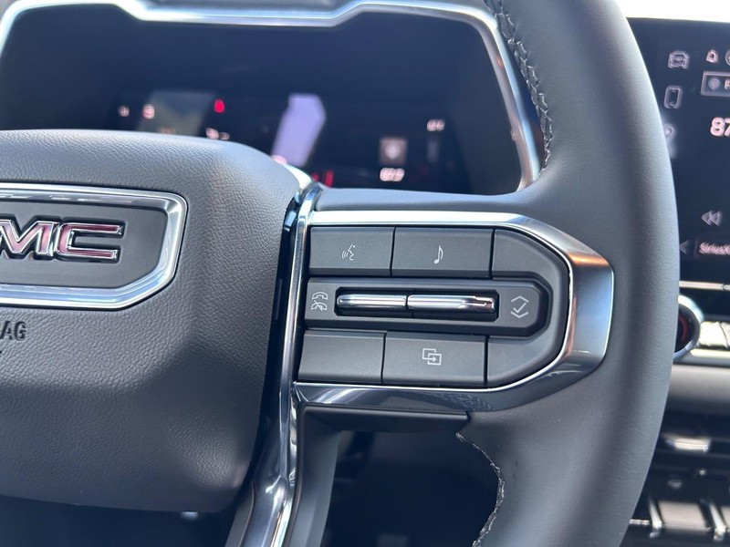 GMC Canyon Vehicle Full-screen Gallery Image 11