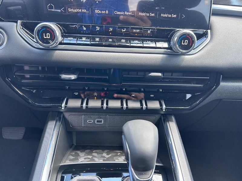 GMC Canyon Vehicle Full-screen Gallery Image 13