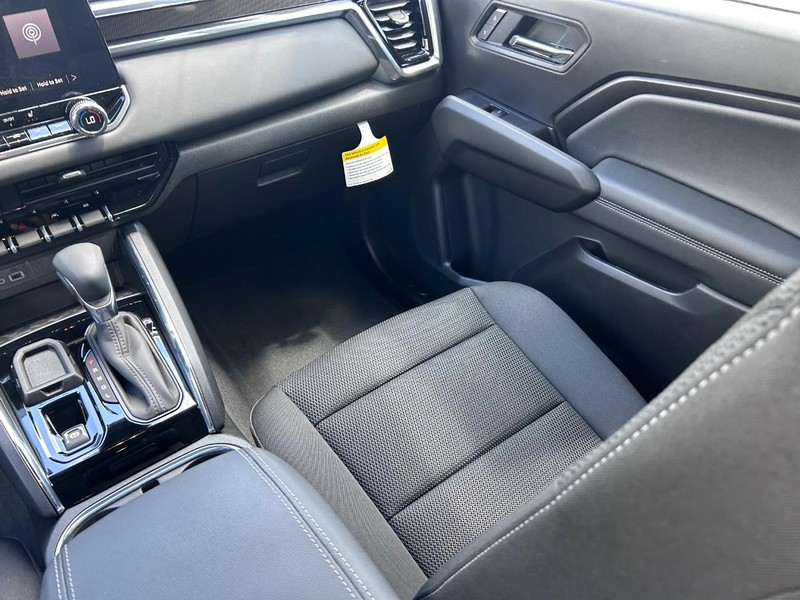 GMC Canyon Vehicle Full-screen Gallery Image 15