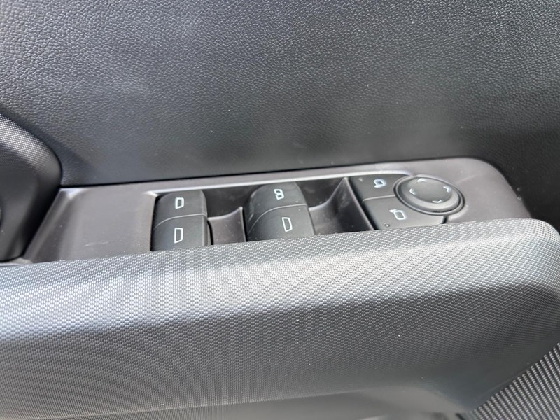 GMC Canyon Vehicle Full-screen Gallery Image 16