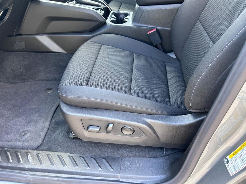 GMC Canyon Vehicle Full-screen Gallery Image 17