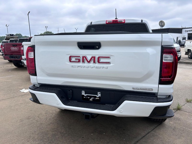GMC Canyon Vehicle Full-screen Gallery Image 4