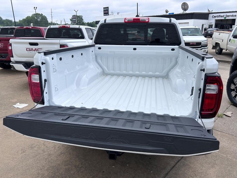 GMC Canyon Vehicle Full-screen Gallery Image 5