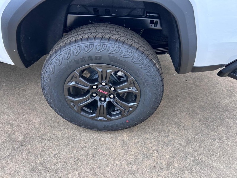 GMC Canyon Vehicle Full-screen Gallery Image 6