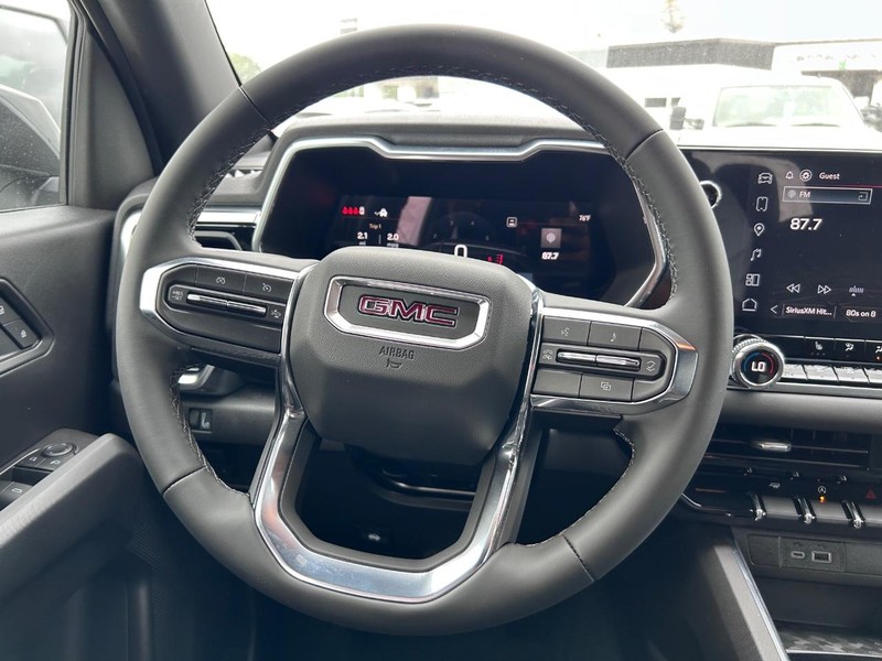 GMC Canyon Vehicle Full-screen Gallery Image 9