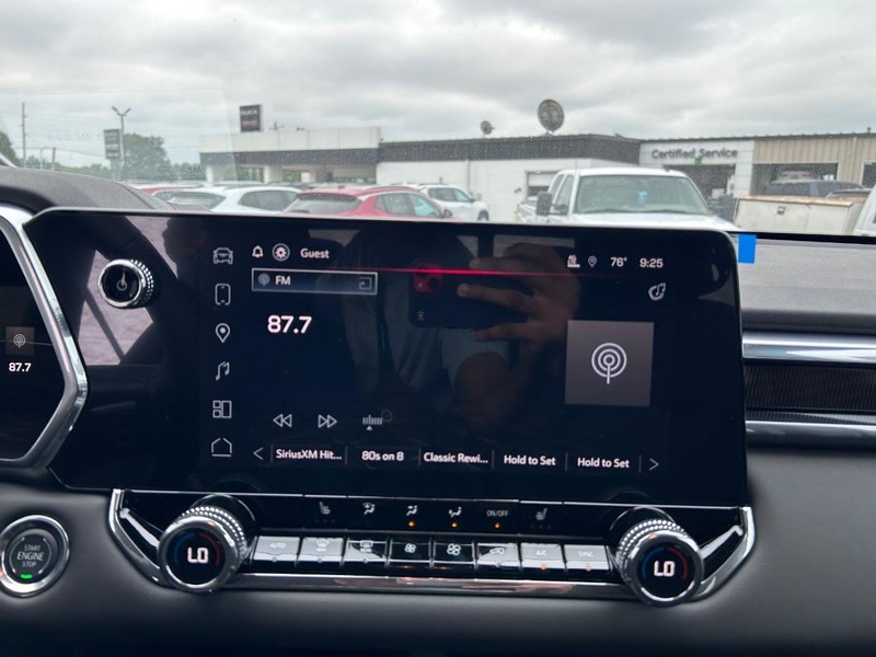 GMC Canyon Vehicle Full-screen Gallery Image 12