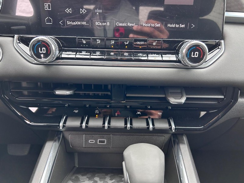 GMC Canyon Vehicle Full-screen Gallery Image 13