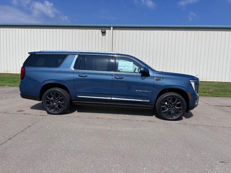 GMC Yukon XL Vehicle Full-screen Gallery Image 2