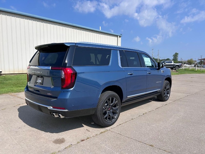 GMC Yukon XL Vehicle Full-screen Gallery Image 3