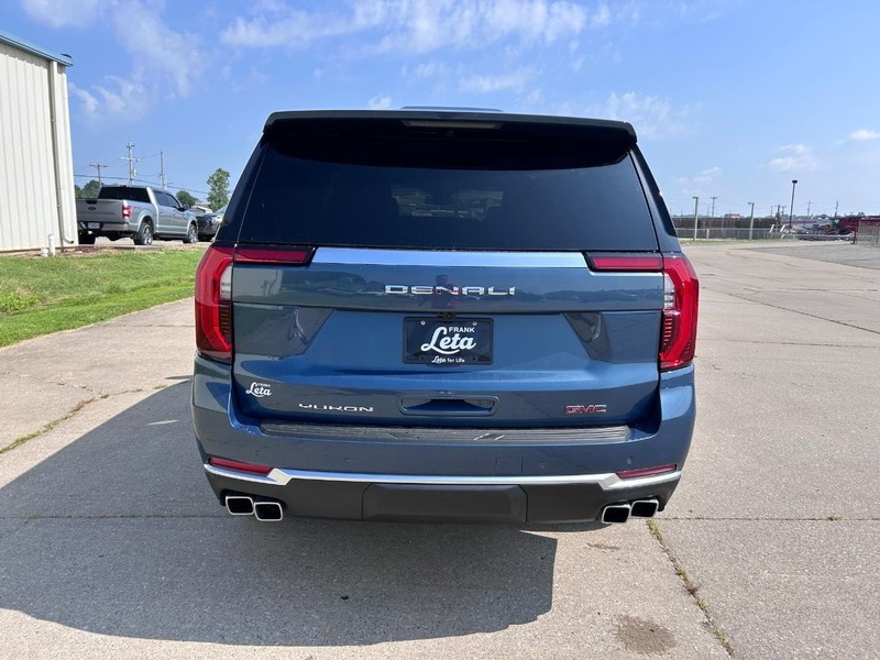 GMC Yukon XL Vehicle Full-screen Gallery Image 4