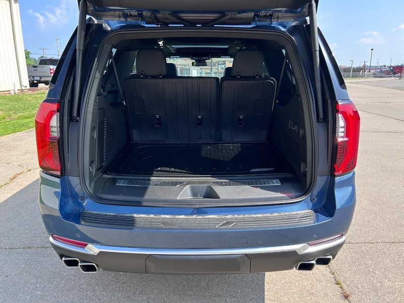 GMC Yukon XL Vehicle Full-screen Gallery Image 5