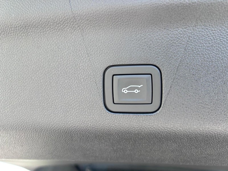 GMC Yukon XL Vehicle Full-screen Gallery Image 6