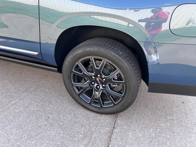 GMC Yukon XL Vehicle Full-screen Gallery Image 7