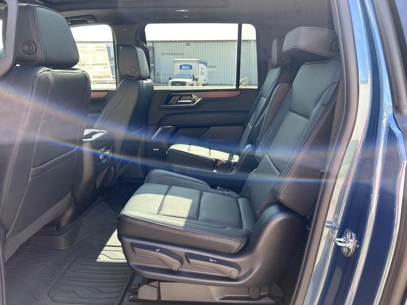 GMC Yukon XL Vehicle Full-screen Gallery Image 9