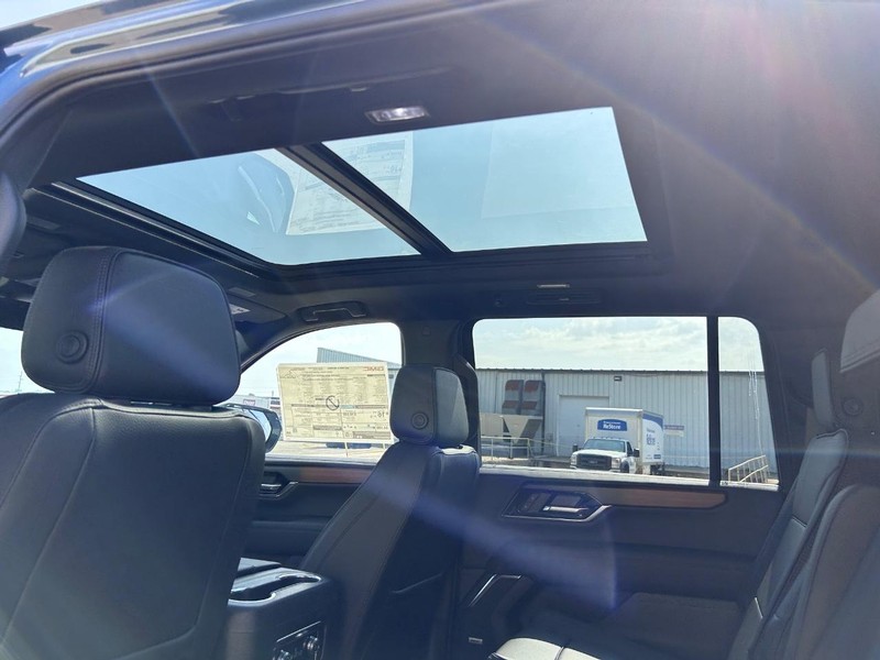 GMC Yukon XL Vehicle Full-screen Gallery Image 10