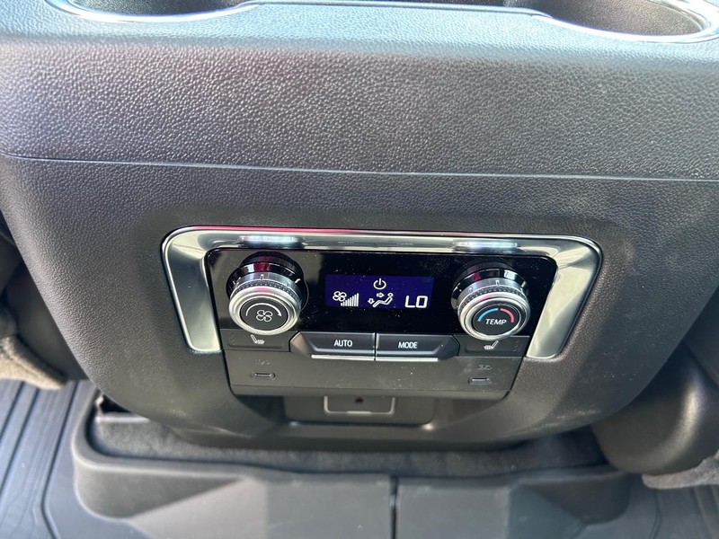 GMC Yukon XL Vehicle Full-screen Gallery Image 11