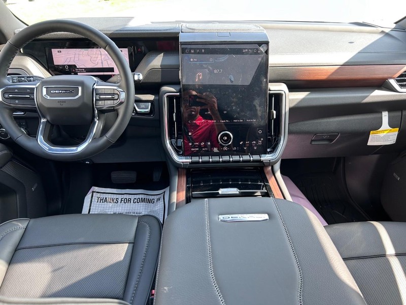 GMC Yukon XL Vehicle Full-screen Gallery Image 12