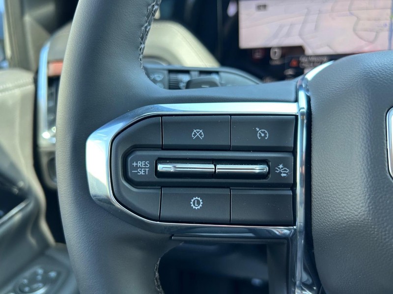 GMC Yukon XL Vehicle Full-screen Gallery Image 14