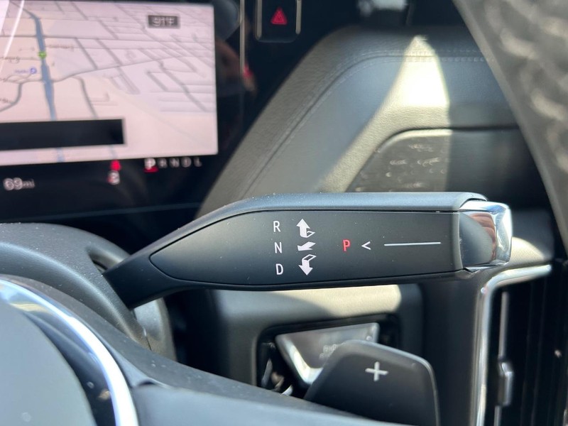 GMC Yukon XL Vehicle Full-screen Gallery Image 16