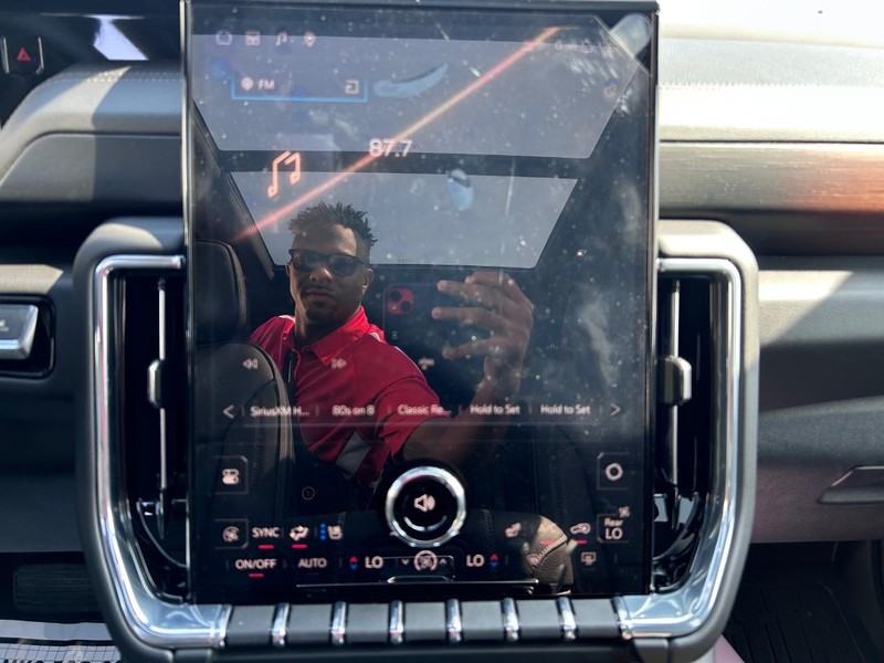 GMC Yukon XL Vehicle Full-screen Gallery Image 17