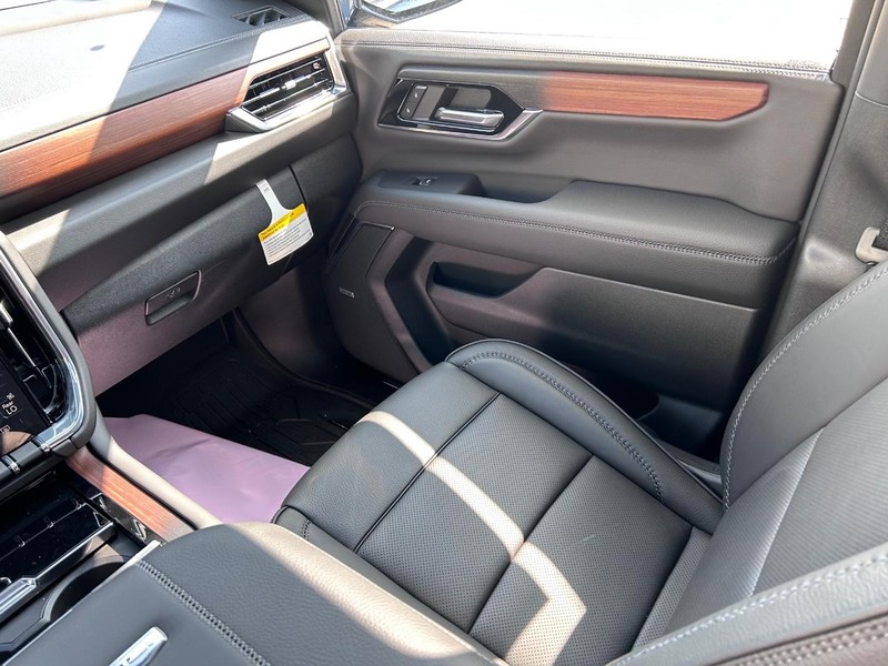 GMC Yukon XL Vehicle Full-screen Gallery Image 19