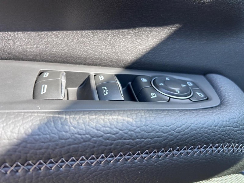 GMC Yukon XL Vehicle Full-screen Gallery Image 20