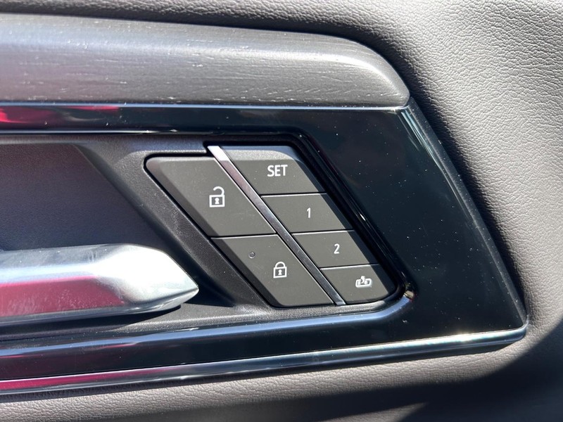 GMC Yukon XL Vehicle Full-screen Gallery Image 21