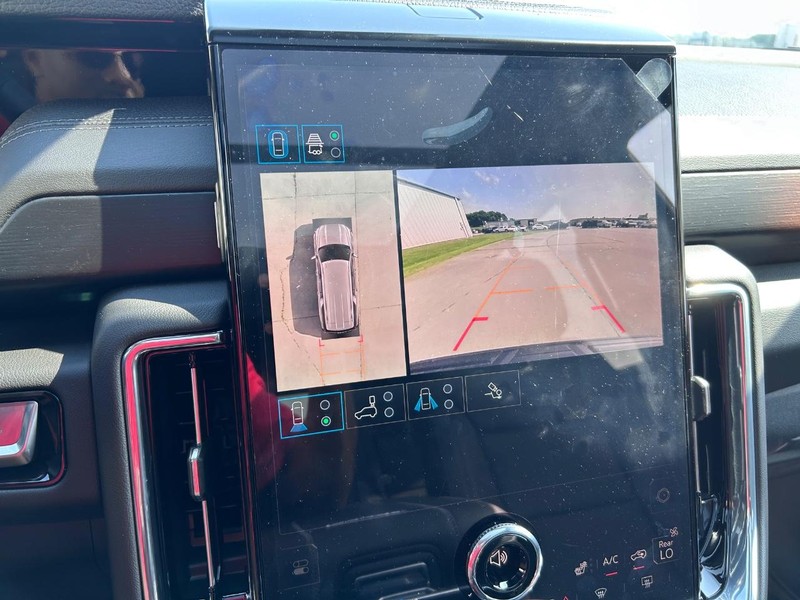 GMC Yukon XL Vehicle Full-screen Gallery Image 24