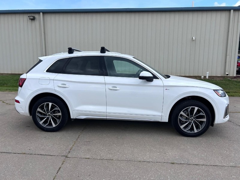 Audi Q5 Vehicle Full-screen Gallery Image 2