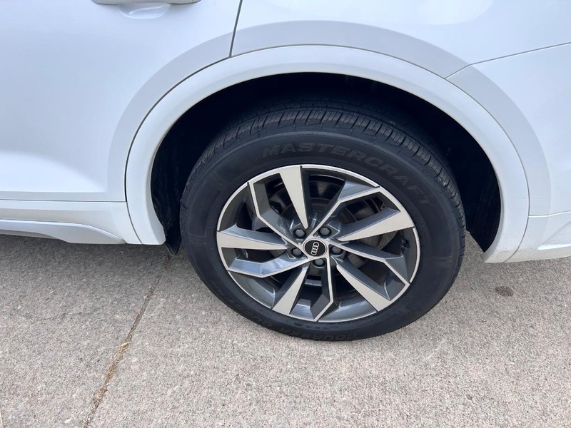 Audi Q5 Vehicle Full-screen Gallery Image 7