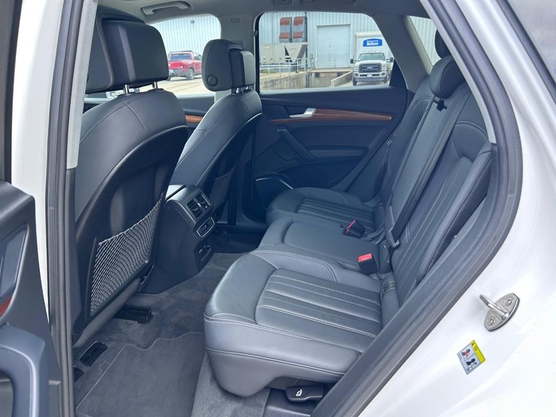 Audi Q5 Vehicle Full-screen Gallery Image 8