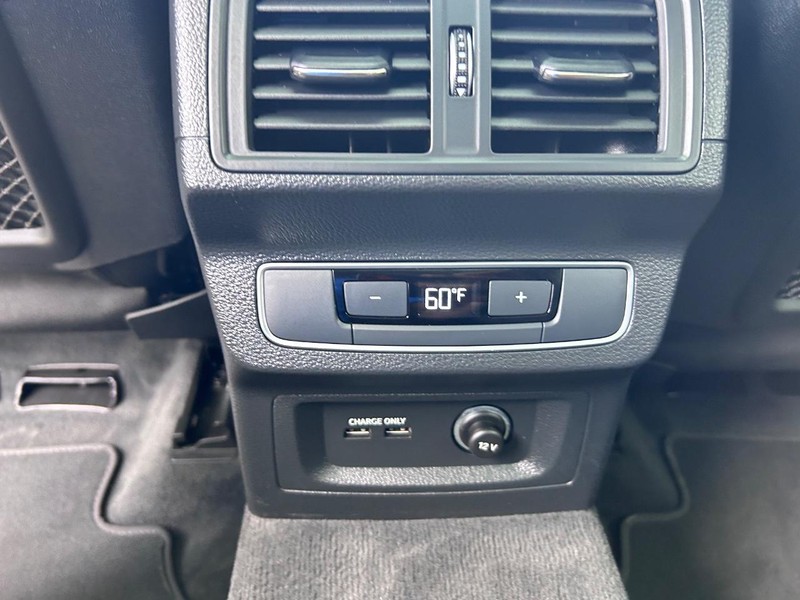 Audi Q5 Vehicle Full-screen Gallery Image 10