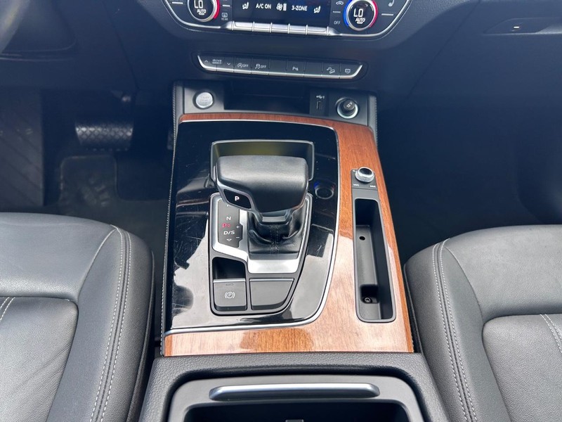 Audi Q5 Vehicle Full-screen Gallery Image 17