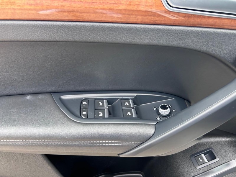 Audi Q5 Vehicle Full-screen Gallery Image 19