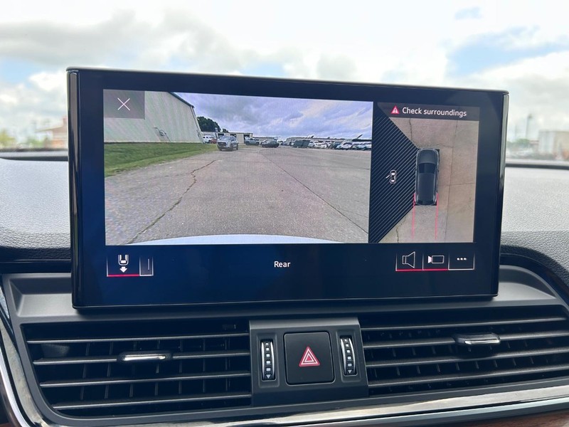 Audi Q5 Vehicle Full-screen Gallery Image 23