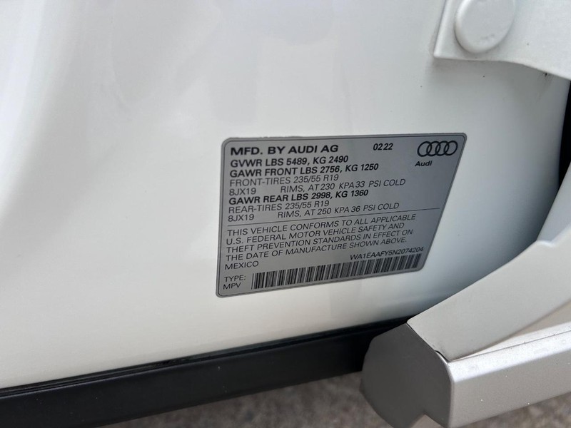 Audi Q5 Vehicle Full-screen Gallery Image 24