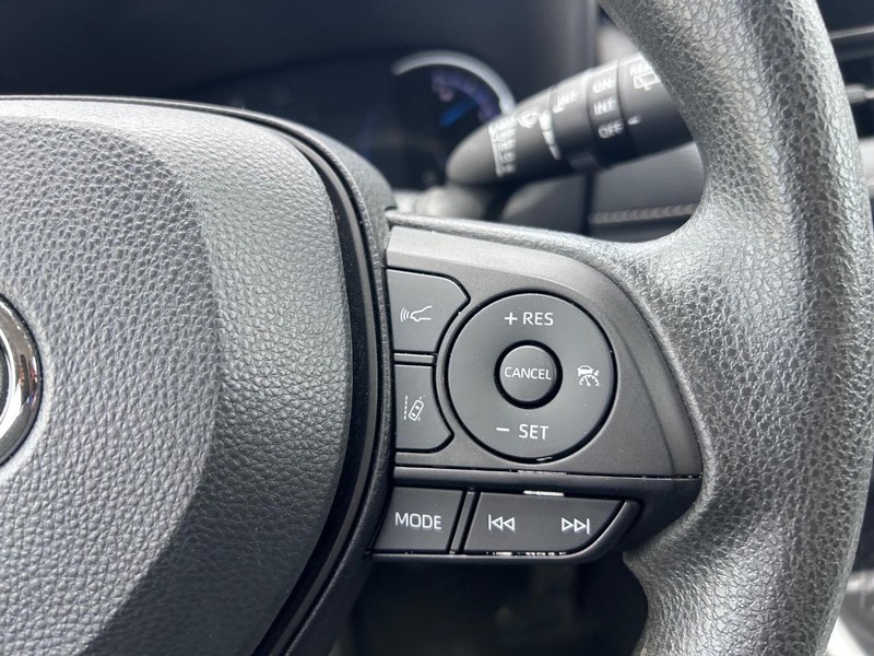 Toyota RAV4 Vehicle Full-screen Gallery Image 11