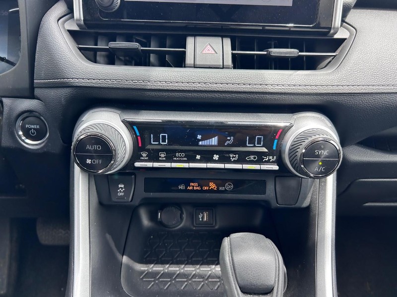 Toyota RAV4 Vehicle Full-screen Gallery Image 13