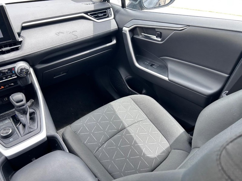 Toyota RAV4 Vehicle Full-screen Gallery Image 15