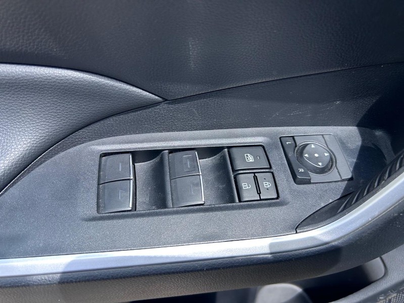 Toyota RAV4 Vehicle Full-screen Gallery Image 16