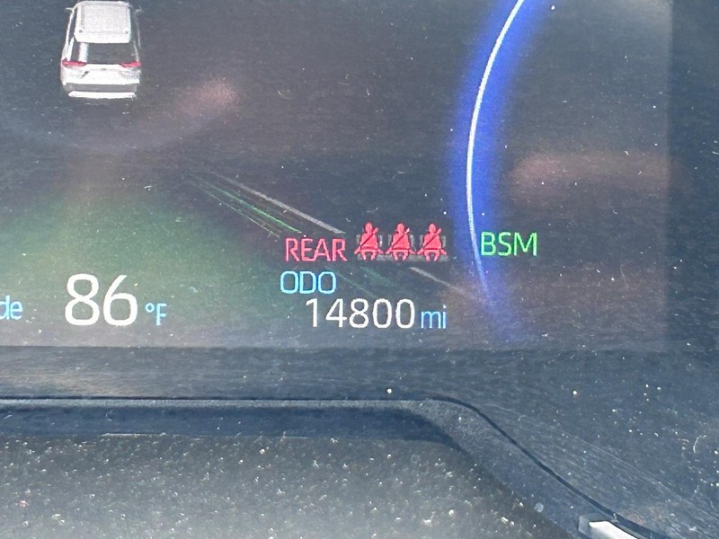 Toyota RAV4 Vehicle Full-screen Gallery Image 18