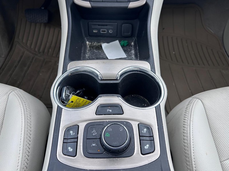 GMC Terrain Vehicle Full-screen Gallery Image 16